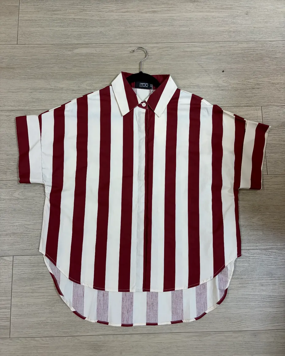 Camisa de rayas vino y blanco en un gancho